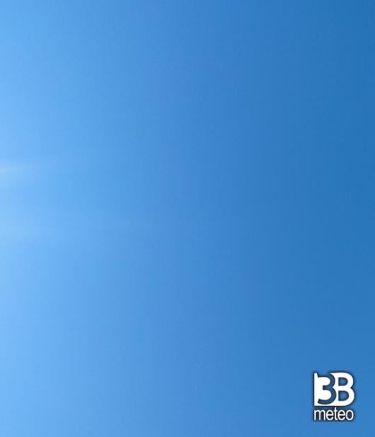 oggi non c'e' una nuvola neppure se la cerchiamo con il binocolo in compenso gia' caldo afoso. i miei attimi speciali adry
