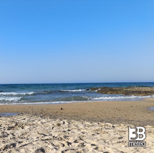 spiaggia e scoglio