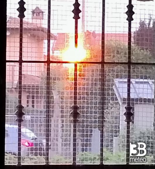 sole di riflesso al tramonto
