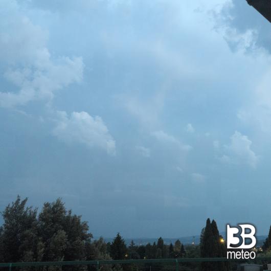 Nuvoloso con temporale nelle vicinanze