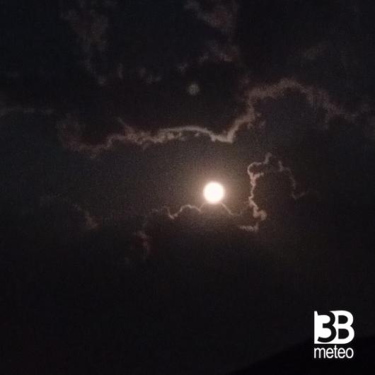 Giochi tra luna e nuvole....