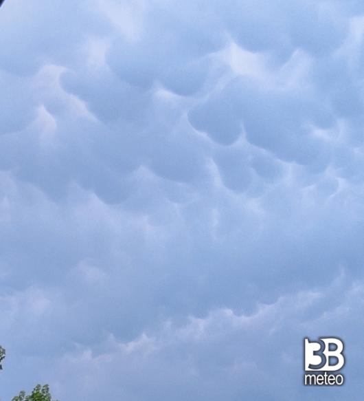 Puntuali come sempre 3BMeteo a Tavagnacco il cielo sta formando disegni cosi' in questo momento. i miei attimi speciali Adry