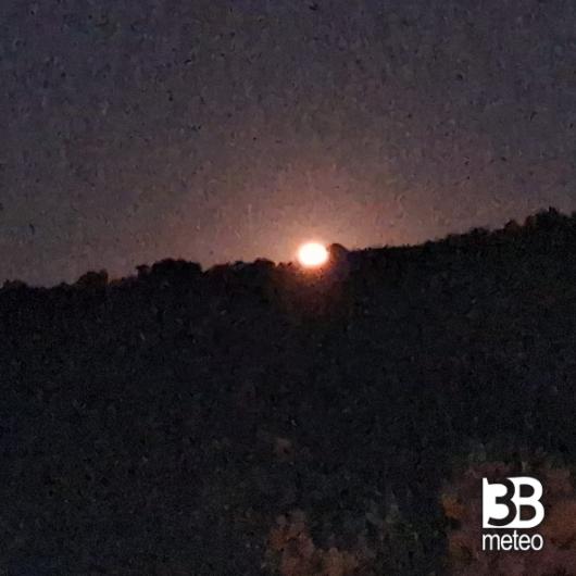 spunta la luna sul monte