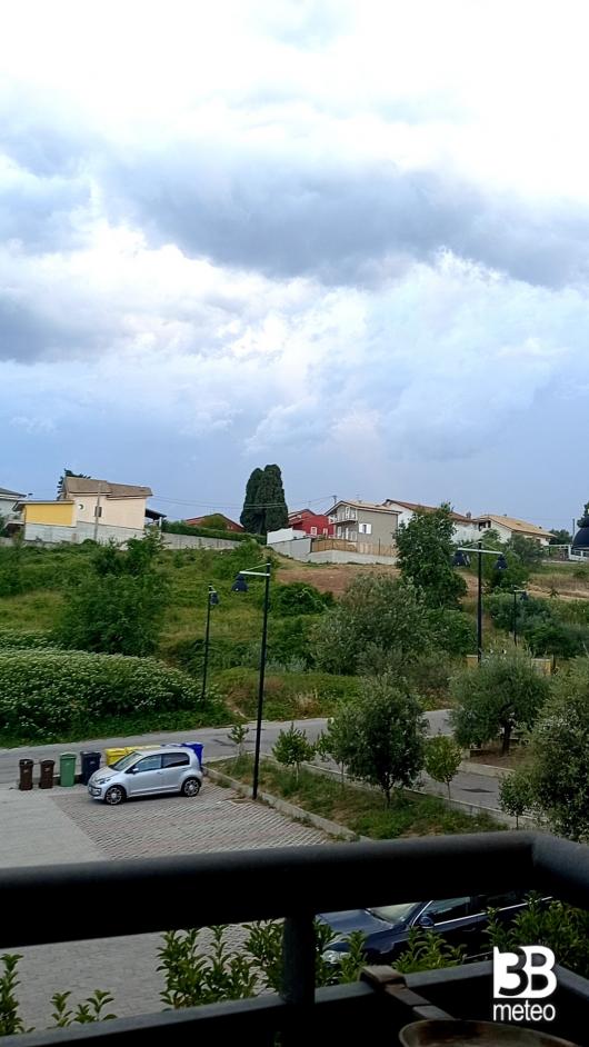 Nuvoloso con vento