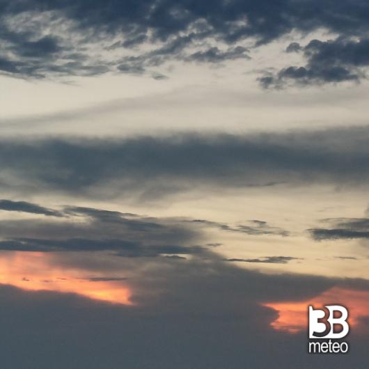 Ultimo cielo di giugno. si porta via una temporanea ondata di calore . foto di sergio