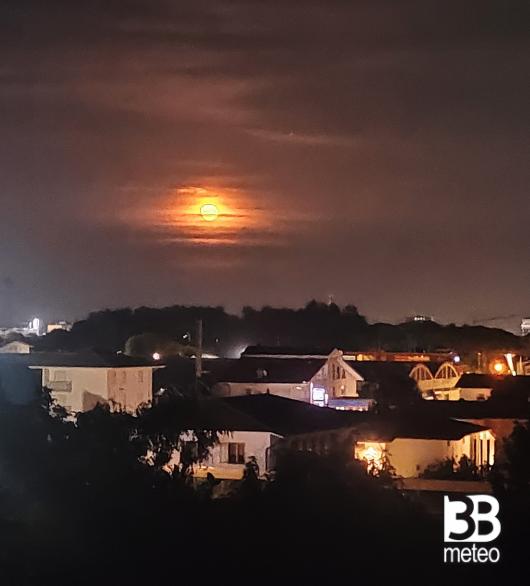 la Luna per l'ultimo giorno di giugno si presentava cosi' ieri sera a Tavagnacco. i miei attimi speciali Adry