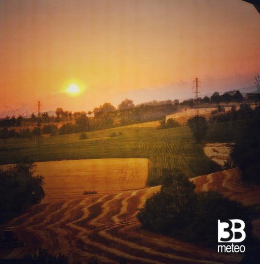 la mietitura di luglio al tramonto