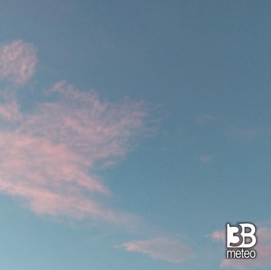 Sereno e una bella giornata con l aria fresca che arriva dalla montagnia