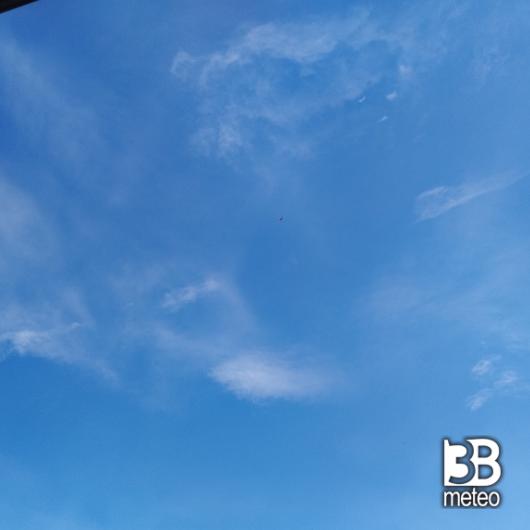 Bello con sole e caldo afoso senza arie e senza pioggia e senza temporali
