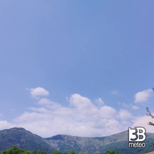 Bello con sole ma fa molto caldo adesso per adesso non piove e non tuona per adesso