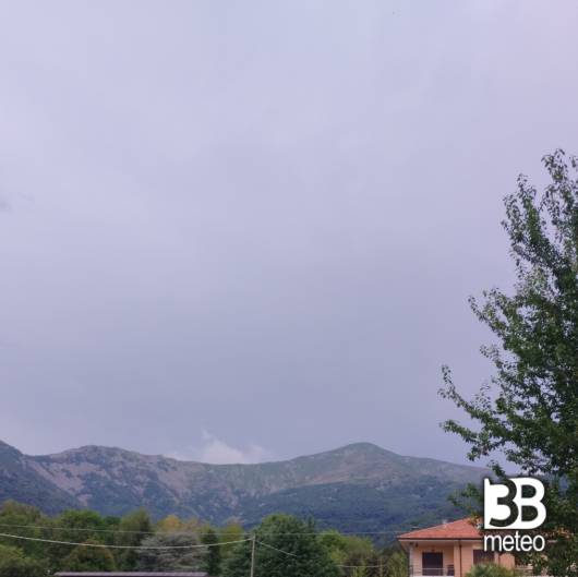Nuvoloso ma per adesso non piove ma sta tuonare adesso
