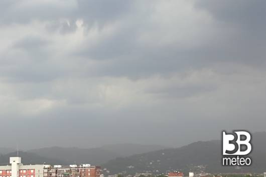 pioggia in arrivo dalla collina