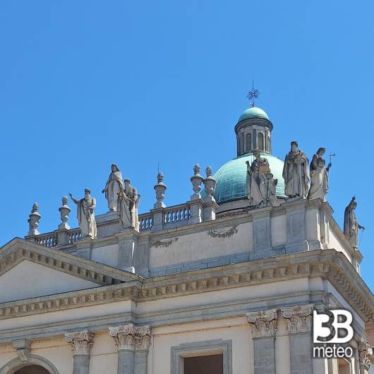 Vercelli il sole splende sopra la cattedrale