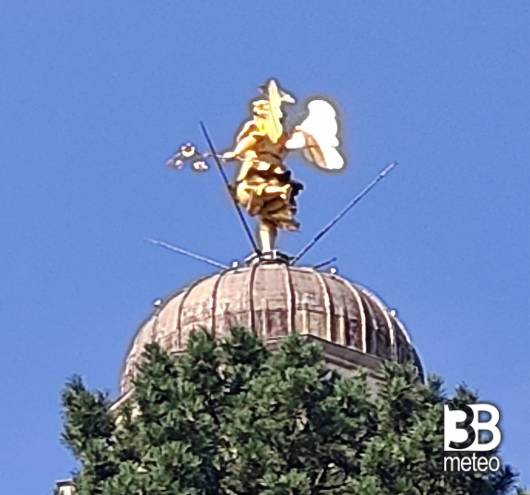 angelo dorato sulla cupola del campanile della chiesa di santa maria di castello a udine. i miei attimi speciali adry