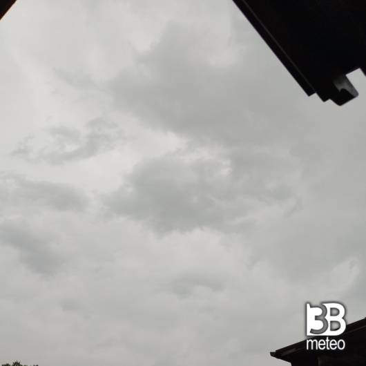 Nuvoloso con pioggia e temporali di forte densita