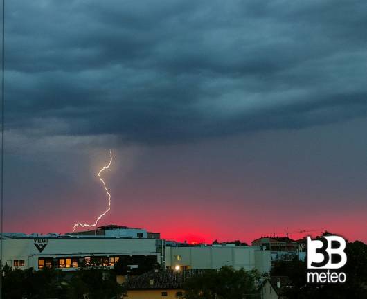 tramonto con fulmine