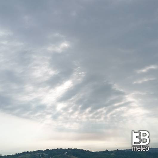Raggi di sole tra le nuvole