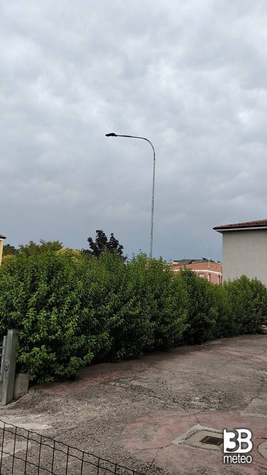 Nuvoloso con vento