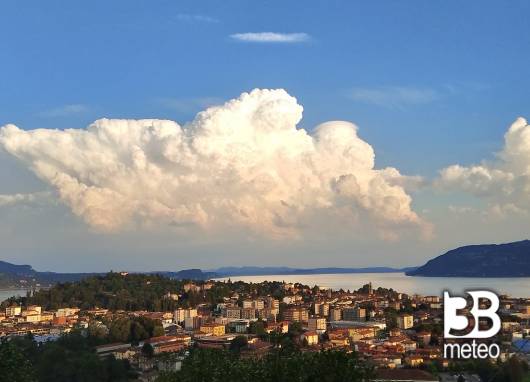 nuvola sul lago