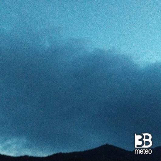 Nuvoloso ma per adesso senza pioggia e senza temporale con l aria fresca di notte