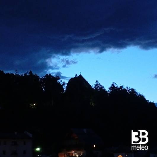 Contrasto nel tramonto al colle....