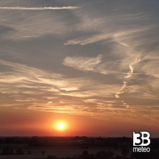Tramonto in oltrepo prima che si riaccendi il forno. foto di sergio