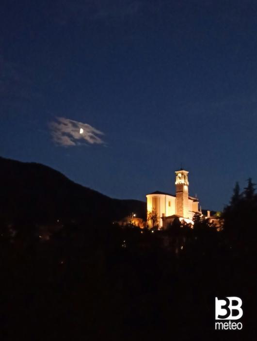 spunta la luna dal monte di Borno