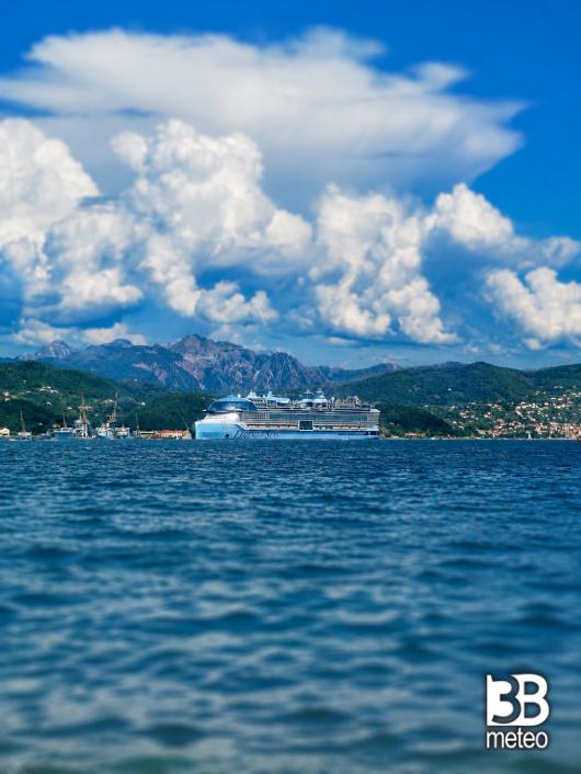 la nave passeggeri piu' grande del mondo nel golfo dei poeti