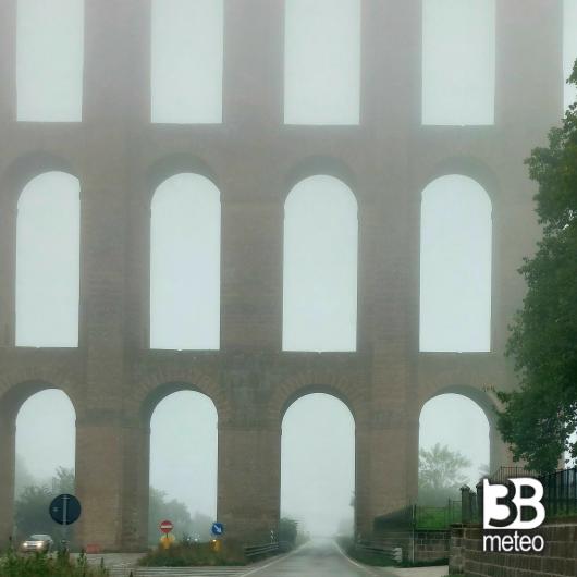 acquedotto carolino con nebbia.