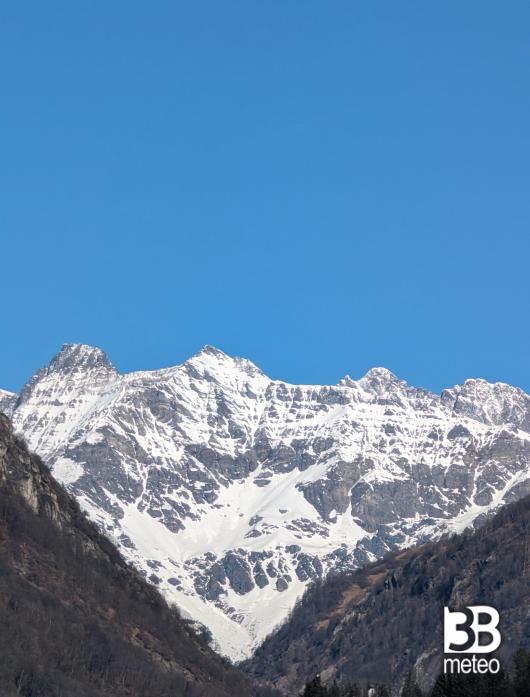 vista da sondrio verso valmalenco