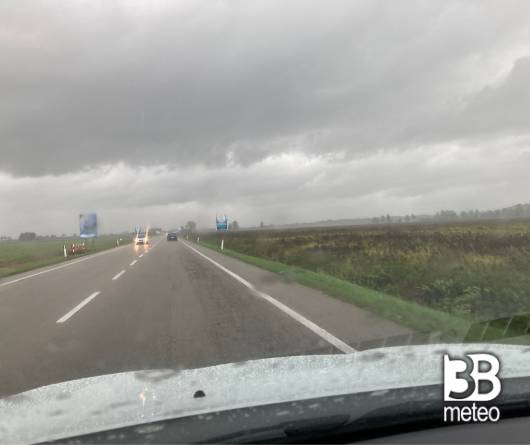 Forte vento e pioggia debole