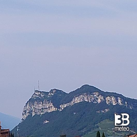 Cielo bianco sereno un caz