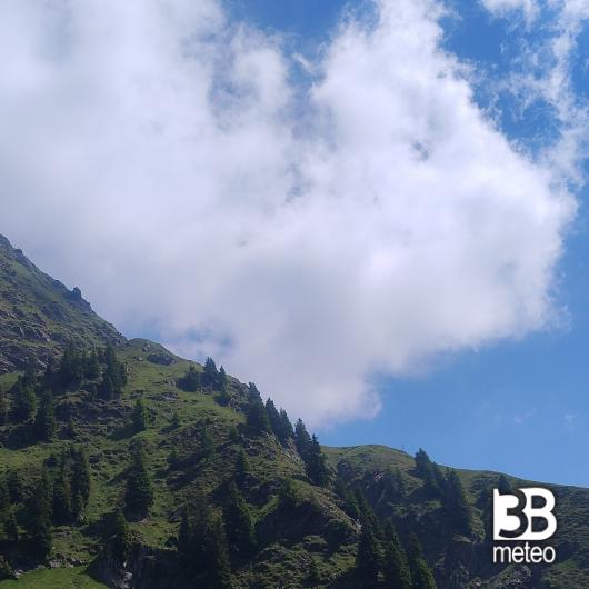Nubi sparse e clima stile foresta amazzonica