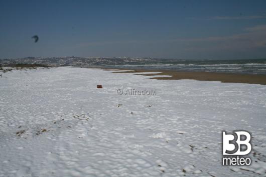Neve sulla battigia