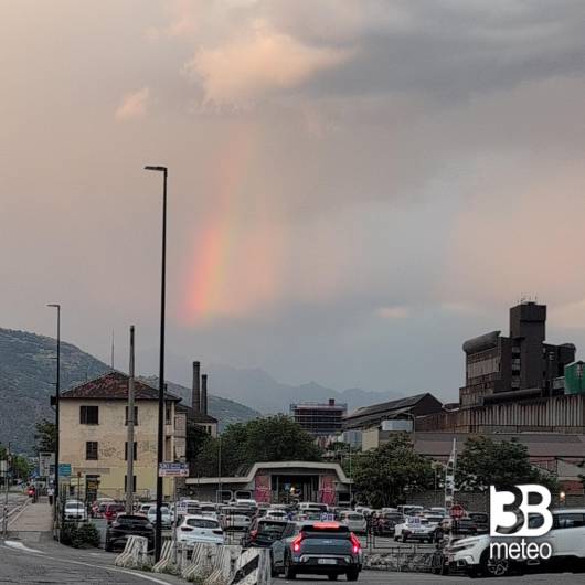 arcobaleno dopo uma troppo lieve pioggia