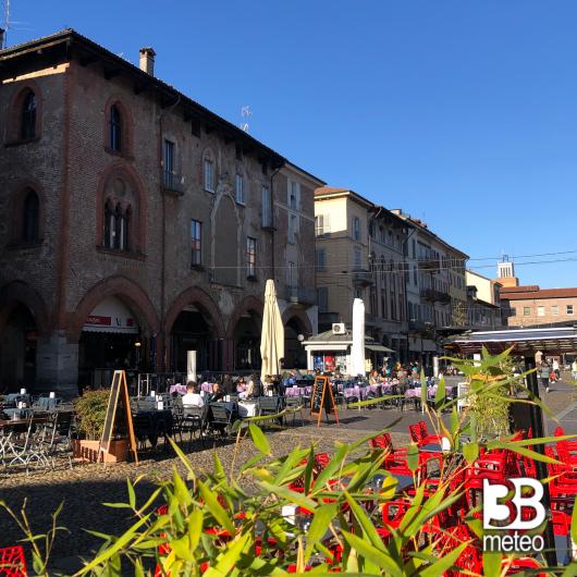 Piazza duomo pavia