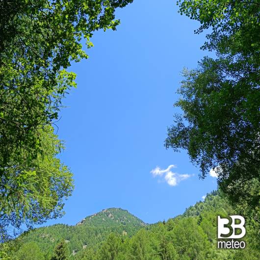 Poche nuvole molto sole