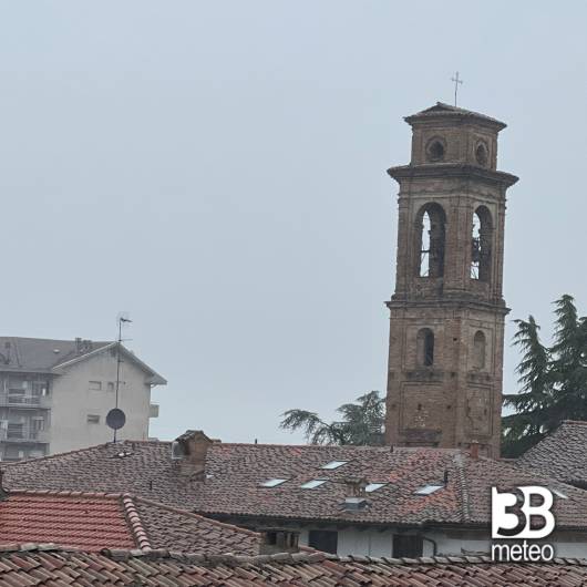Molto coperto con deboli' piovaschi