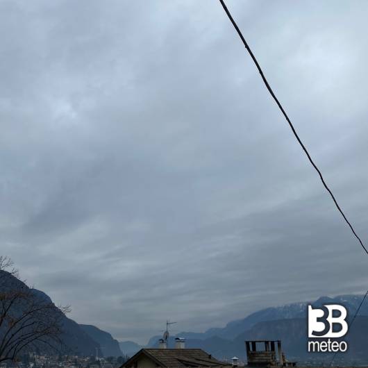 Molto nuvoloso con virghe nevose sui monti