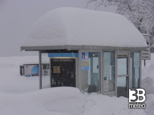 La fermata dell'autobus nel borgo