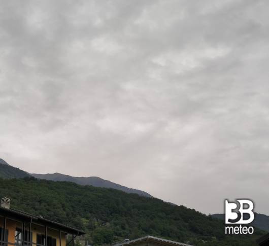 nuvoloso e pioggia leggera a piussogno