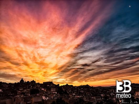 nubi rosse e spicchio di luna prima dell'alba - ph francesco mondello