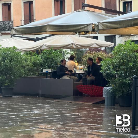 Piove  tanto per .