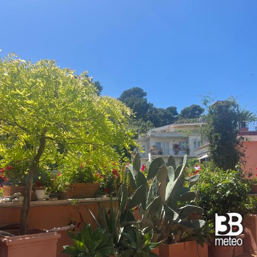 Posillipo. cielo azzurro e caldo mite. leggera brezza