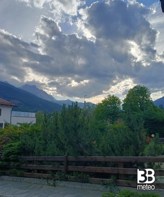 cielo nuvoloso verso le alpi francesi