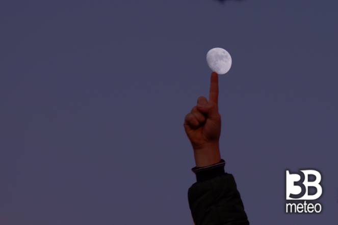 Luna in equilibrio