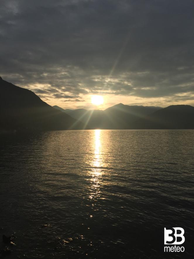 tramonto sul lago