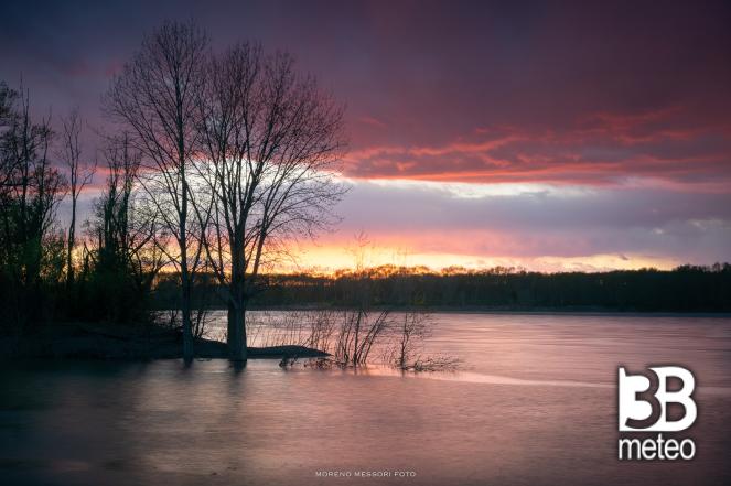 tramonto sulle rive del po