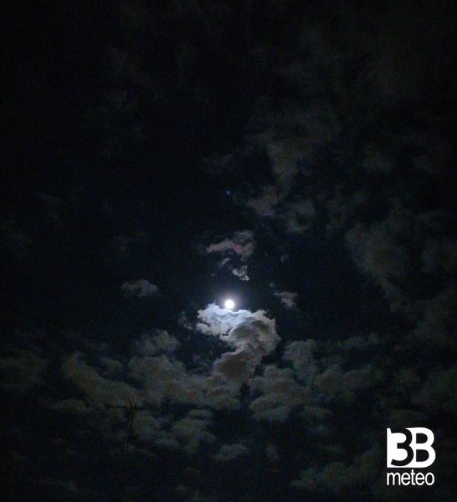 di notte le nubi si abbraccian la luna