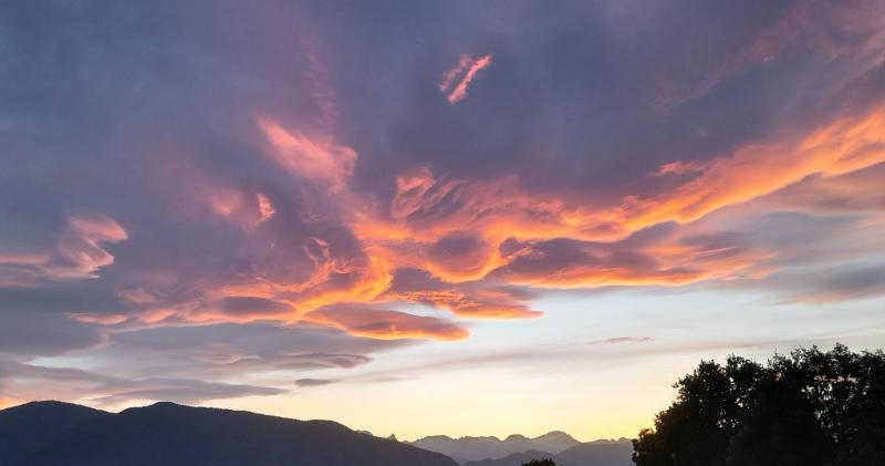 cre'puscule enflamme'